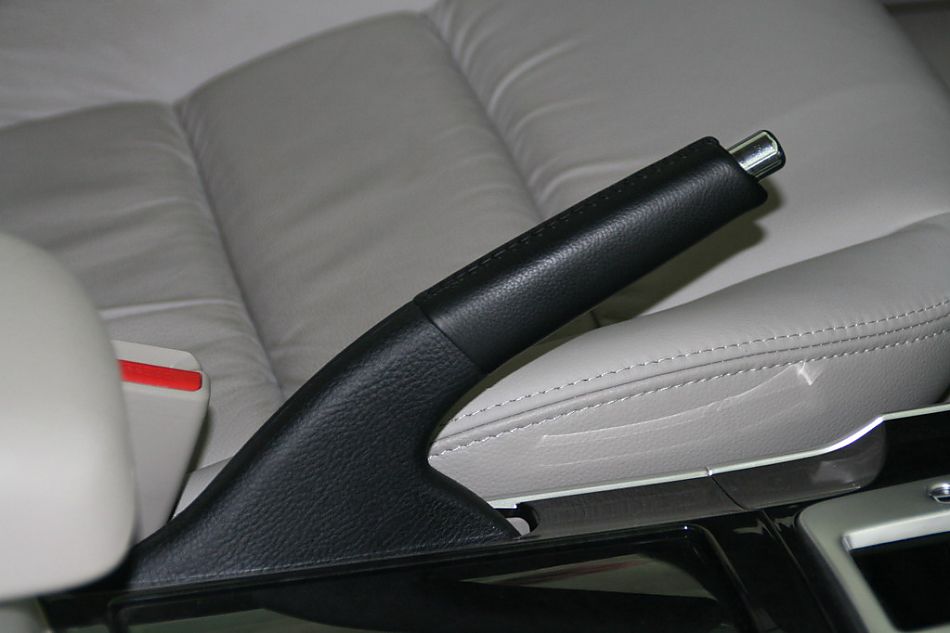 一汽马自达07款马自达6驻车制动器