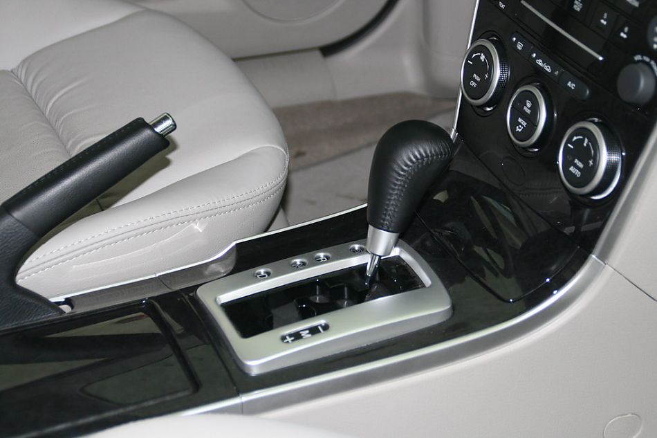 一汽马自达07款马自达6驻车制动器和变速杆