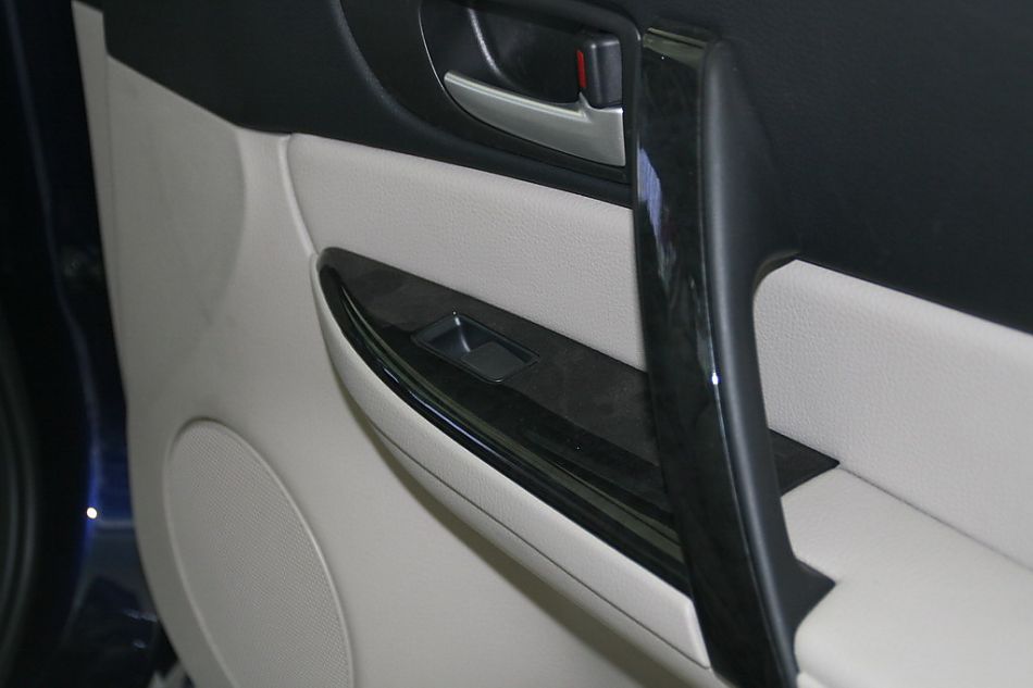 一汽马自达07款马自达6车门内部