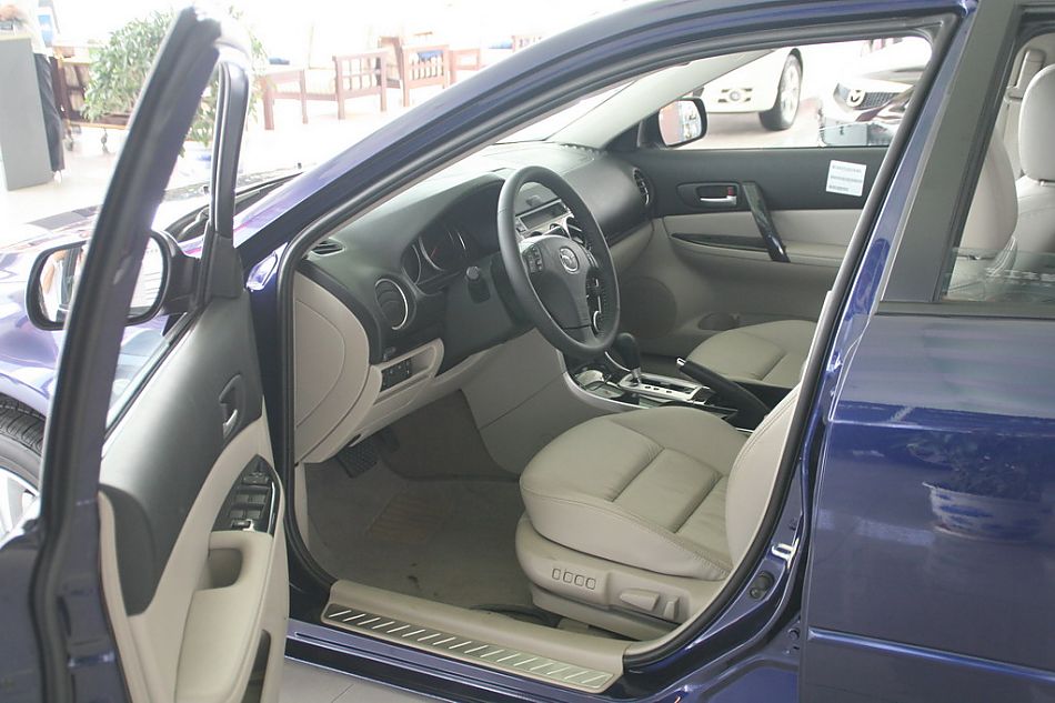 一汽马自达07款马自达6内饰