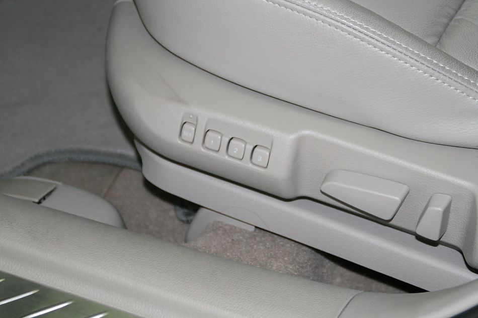 一汽马自达07款马自达6座椅调节