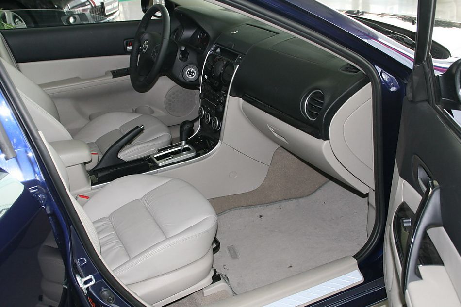 一汽马自达07款马自达6内饰