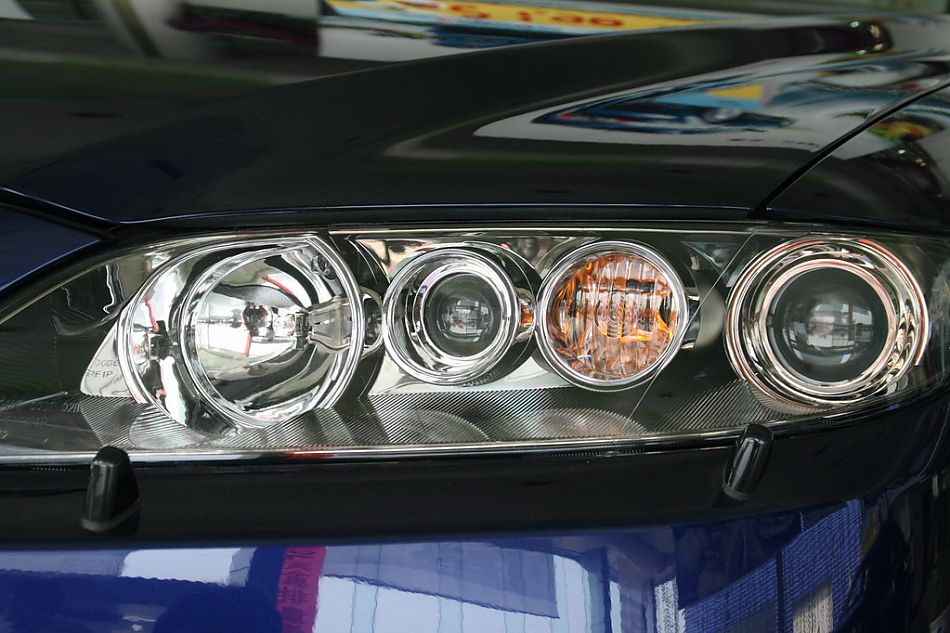 一汽马自达07款马自达6前大灯