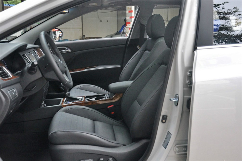 2014款 2.0L AT 旗舰型 座椅空间