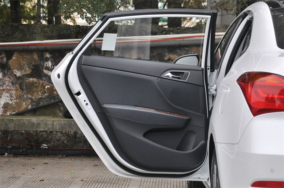 2014款 2.0L AT 旗舰型 座椅空间