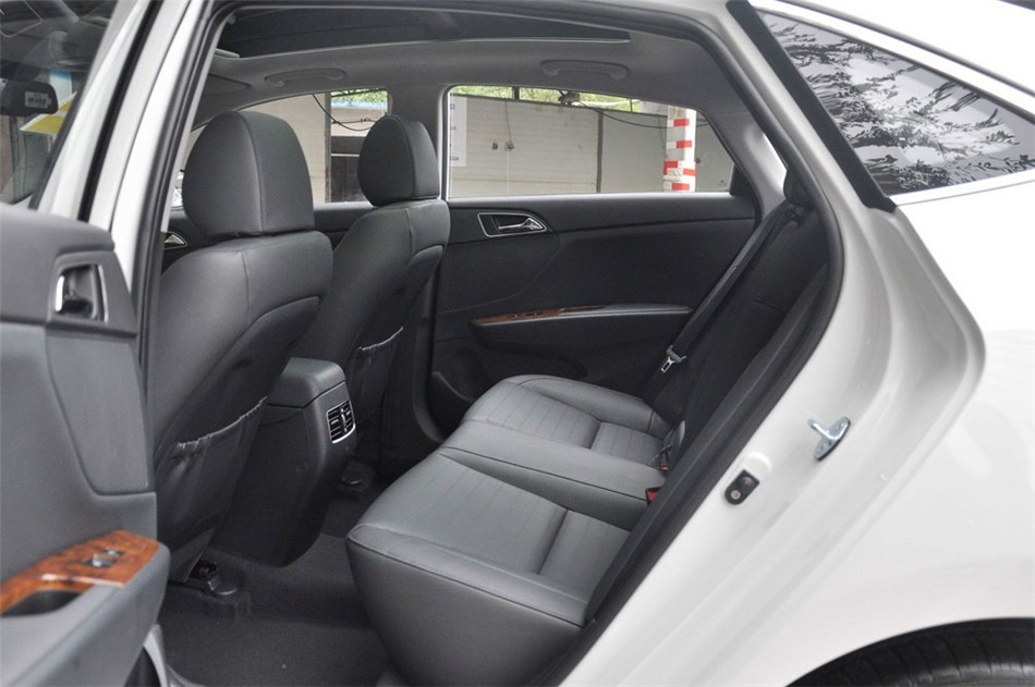 2014款 2.0L AT 旗舰型 座椅空间