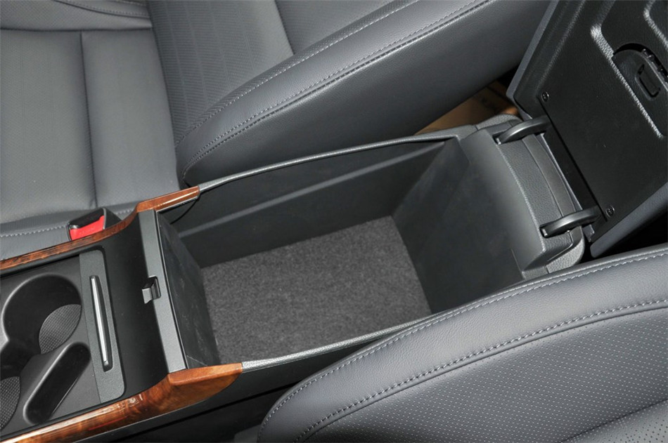 2014款 2.0L AT 旗舰型 座椅空间