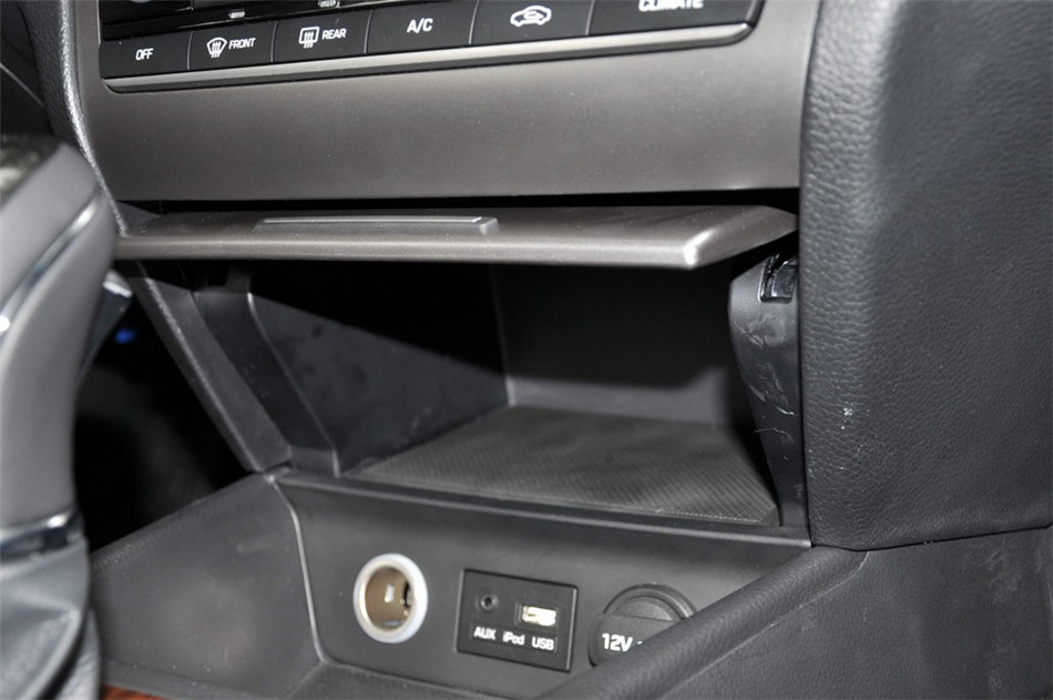 2014款 2.0L AT 旗舰型 座椅空间