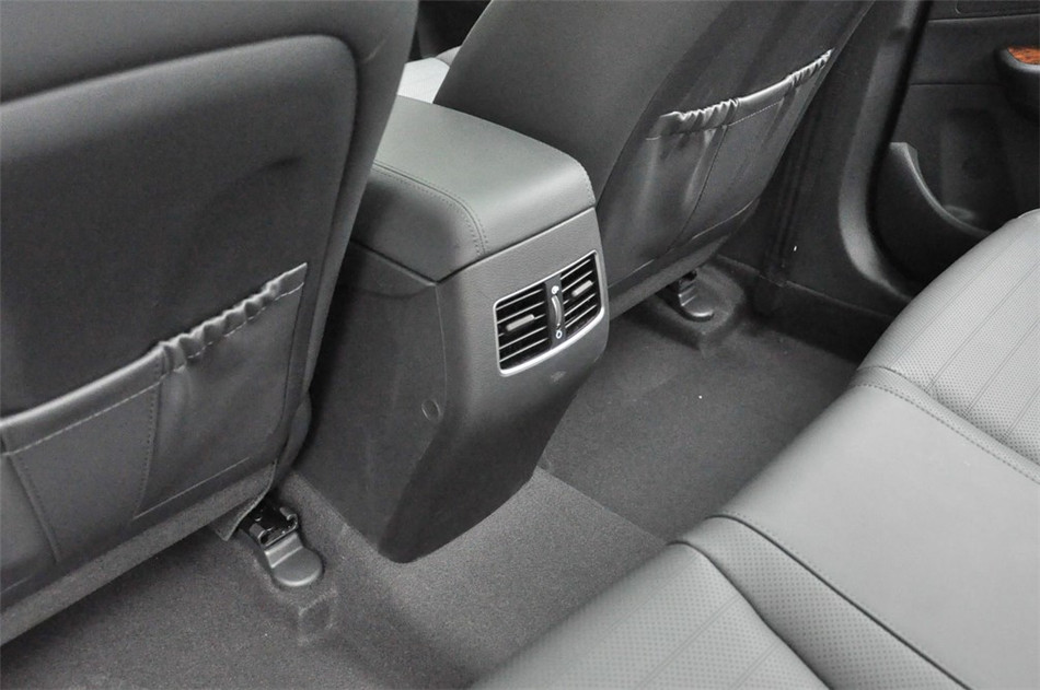 2014款 2.0L AT 旗舰型 座椅空间