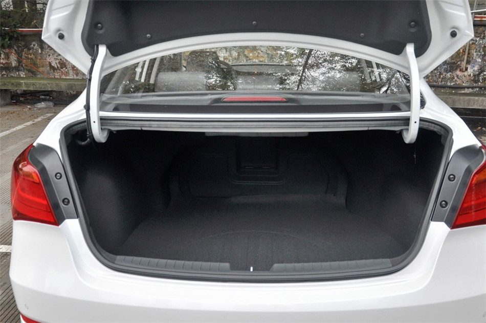 2014款 2.0L AT 旗舰型 座椅空间