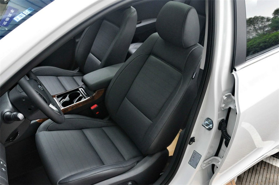 2014款 2.0L AT 旗舰型 座椅空间
