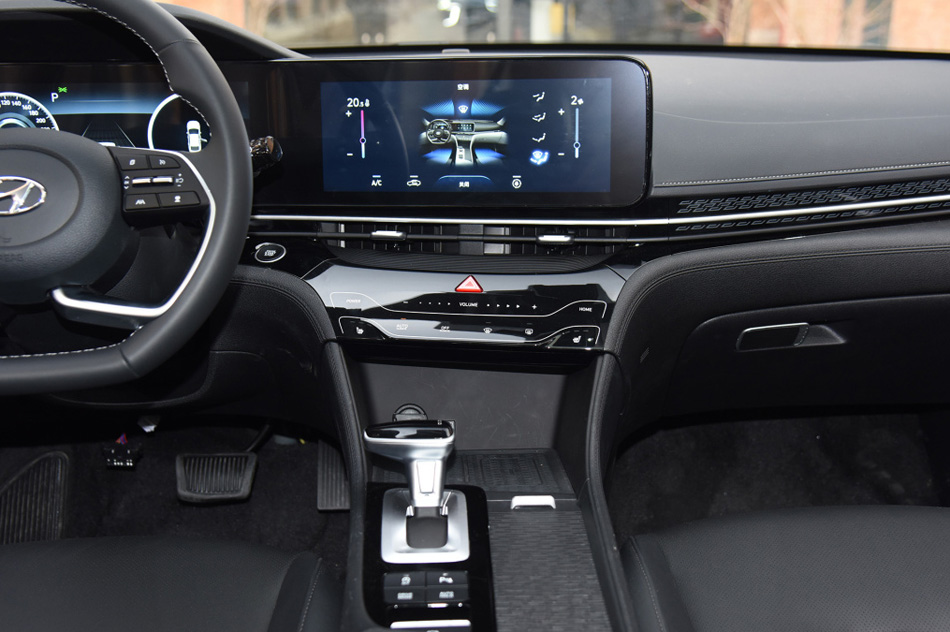 2021款 1.8L CVT尊贵版LUX 内饰