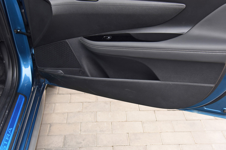 2021款 1.8L CVT尊贵版LUX 座椅空间