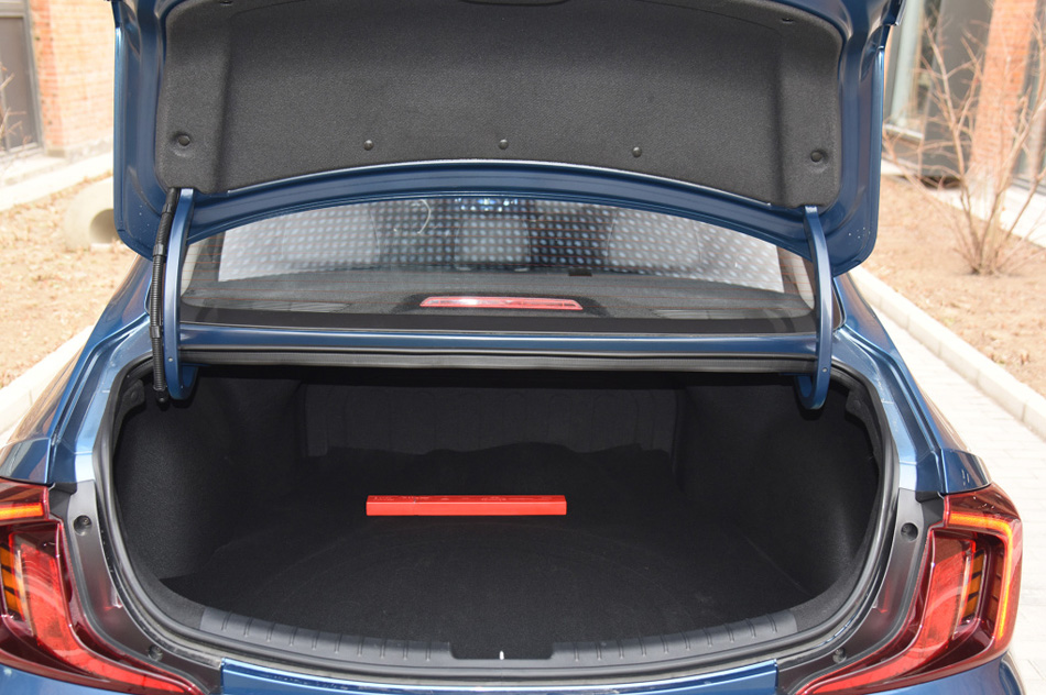 2021款 1.8L CVT尊贵版LUX 座椅空间