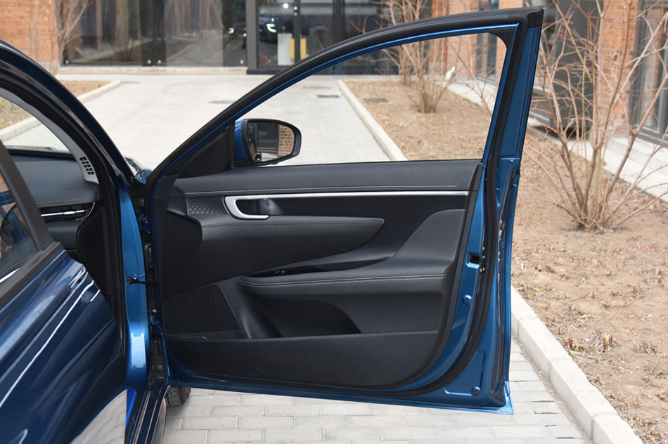 2021款 1.8L CVT尊贵版LUX 座椅空间