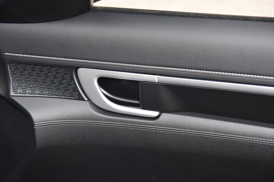 2021款 1.8L CVT尊贵版LUX 座椅空间