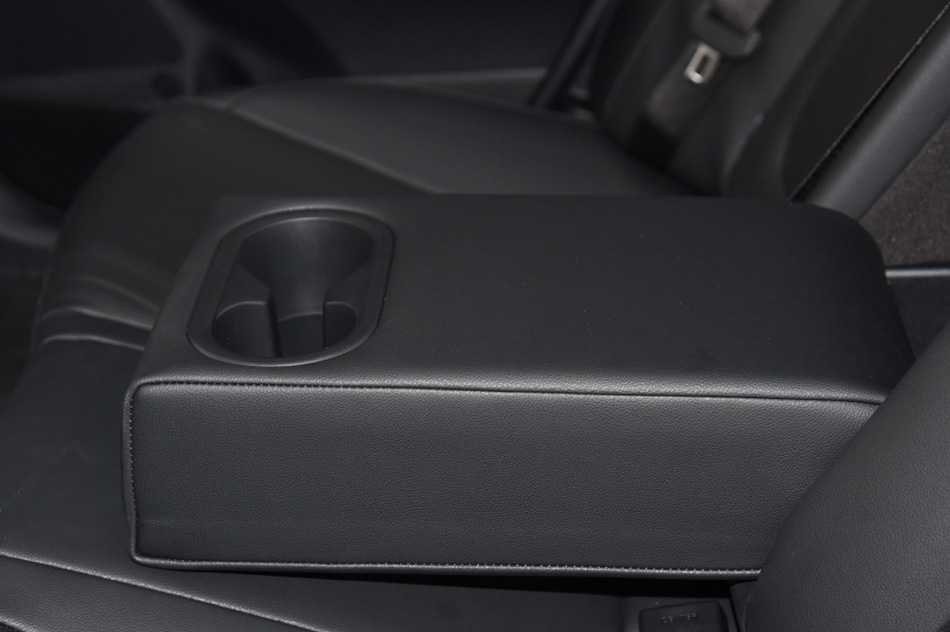 2021款 1.8L CVT尊贵版LUX 座椅空间