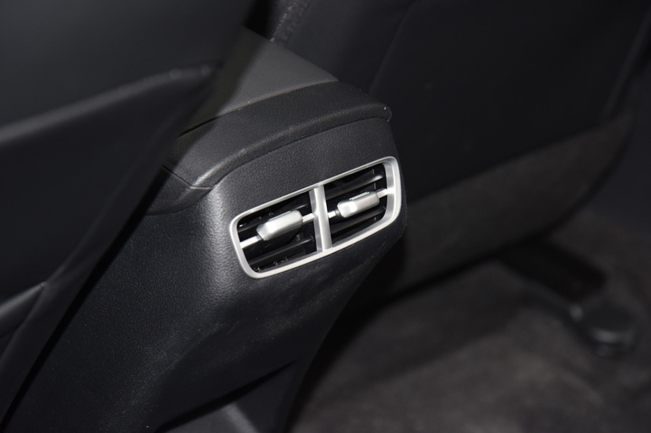 2021款 1.8L CVT尊贵版LUX 座椅空间