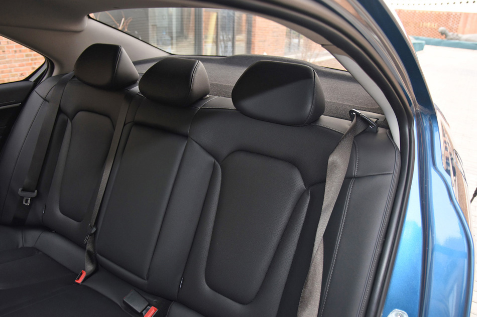 2021款 1.8L CVT尊贵版LUX 座椅空间