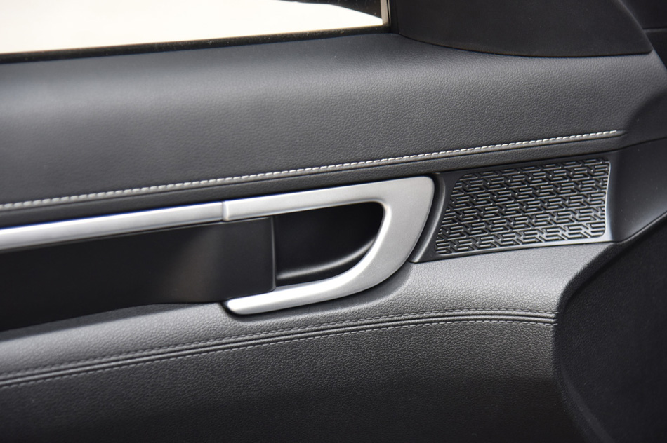 2021款 1.8L CVT尊贵版LUX 座椅空间