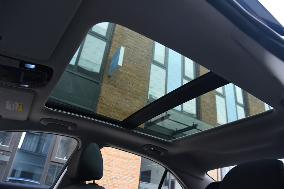 2021款 1.8L CVT尊贵版LUX 座椅空间