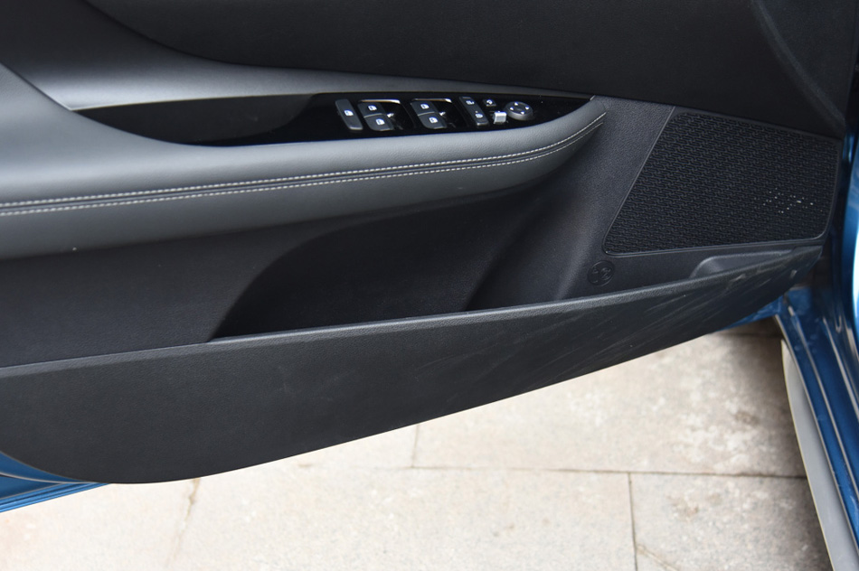 2021款 1.8L CVT尊贵版LUX 座椅空间