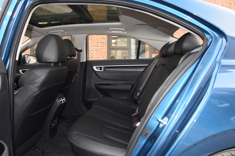 2021款 1.8L CVT尊贵版LUX 座椅空间