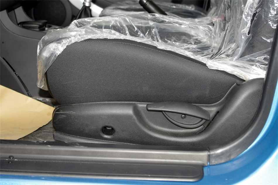 2014款 1.3L MT 手动豪华 座椅空间