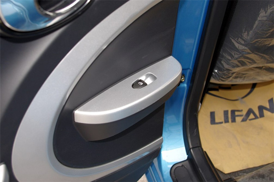 2014款 1.3L MT 手动豪华 座椅空间