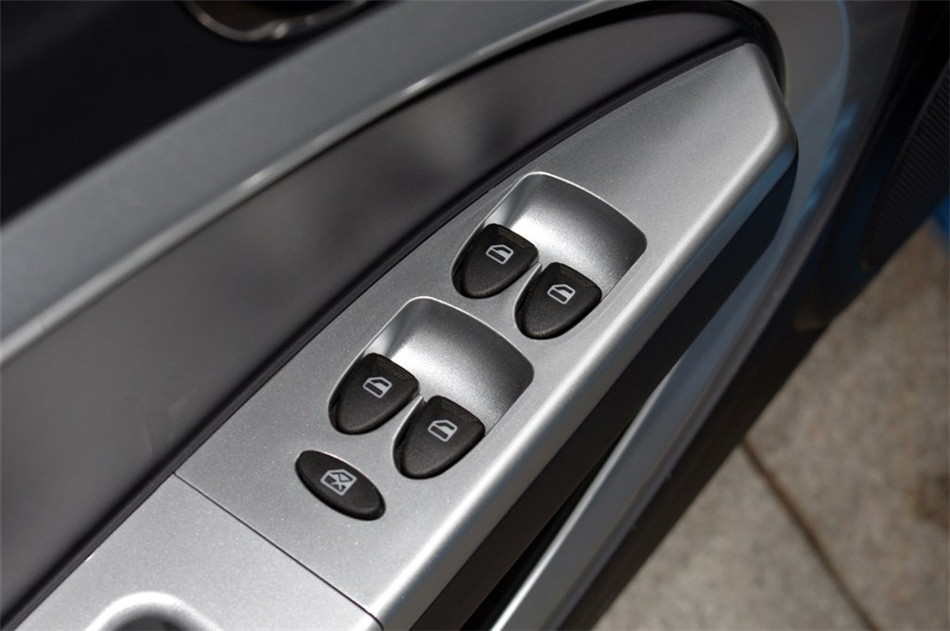 2014款 1.3L MT 手动豪华 座椅空间