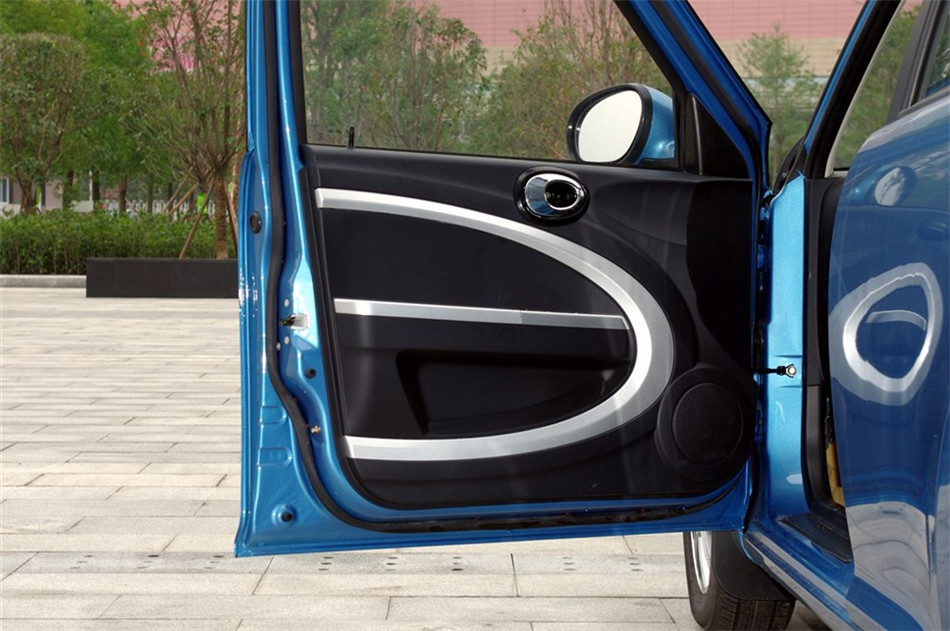 2014款 1.3L MT 手动豪华 座椅空间