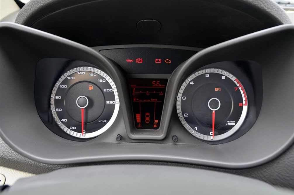 2014款 1.3L MT 手动标准型 内饰