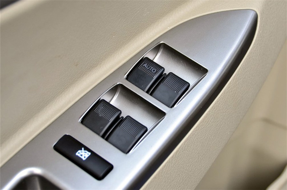 2014款 1.3L MT 手动标准型 座椅空间