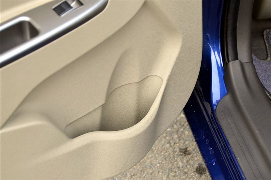 2014款 1.3L MT 手动标准型 座椅空间