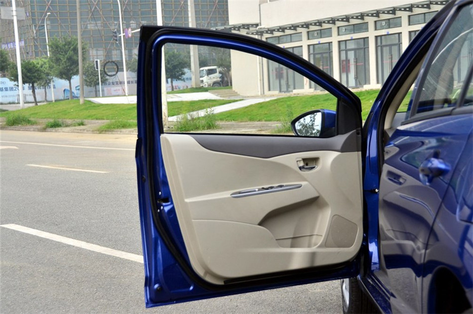 2014款 1.3L MT 手动标准型 座椅空间