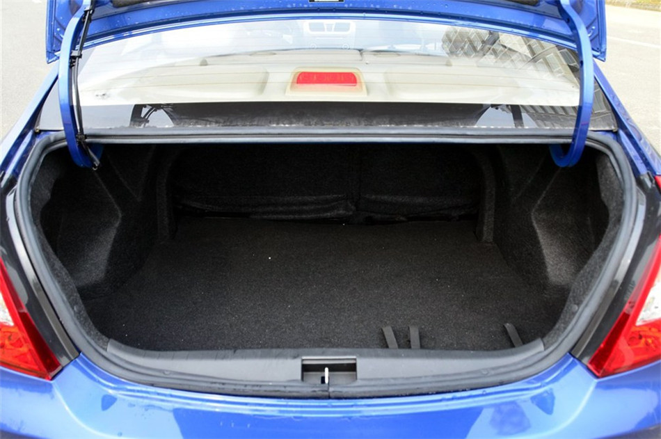 2014款 1.3L MT 手动标准型 座椅空间