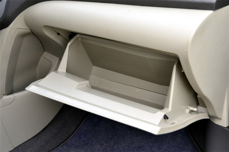 2014款 1.3L MT 手动标准型 座椅空间