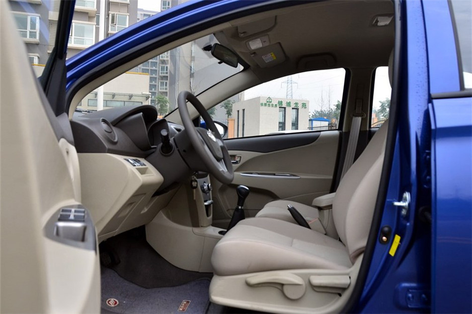 2014款 1.3L MT 手动标准型 座椅空间