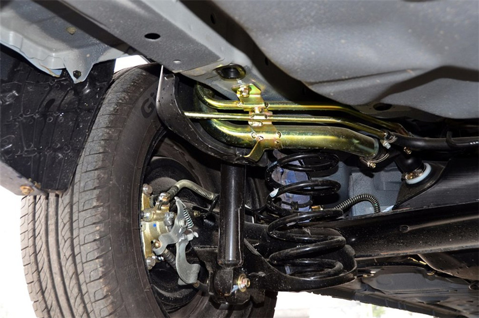 2014款 1.3L MT 手动标准型 引擎底盘