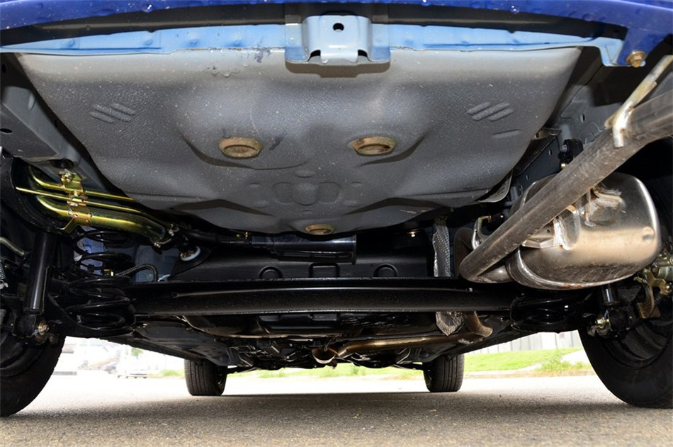 2014款 1.3L MT 手动标准型 引擎底盘