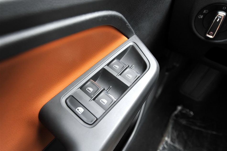 2015款 230TSI DSG豪华版 座椅空间