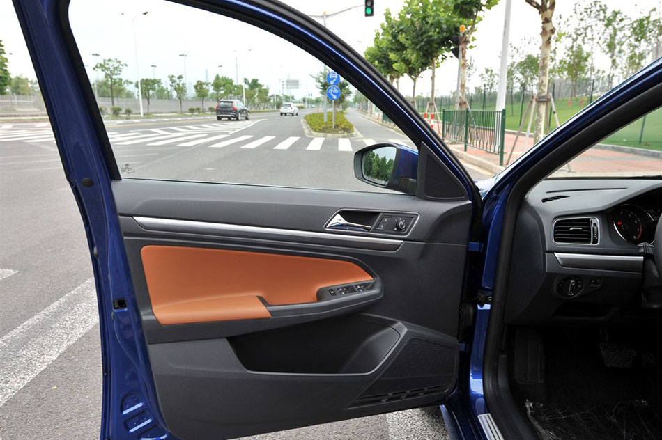 2015款 230TSI DSG豪华版 座椅空间