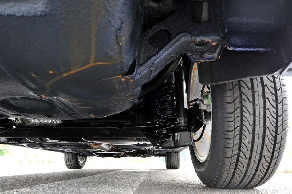 2015款 230TSI DSG豪华版 引擎底盘