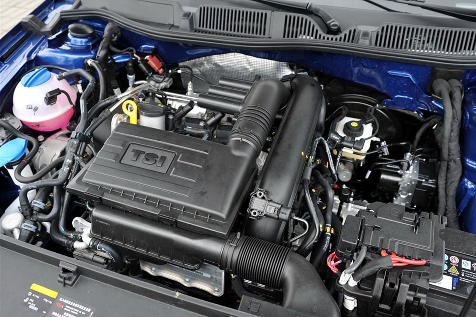 2015款 230TSI DSG豪华版 引擎底盘