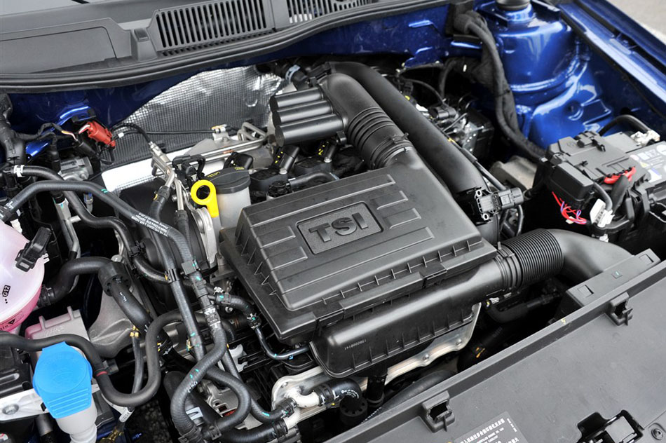 2015款 230TSI DSG豪华版 引擎底盘