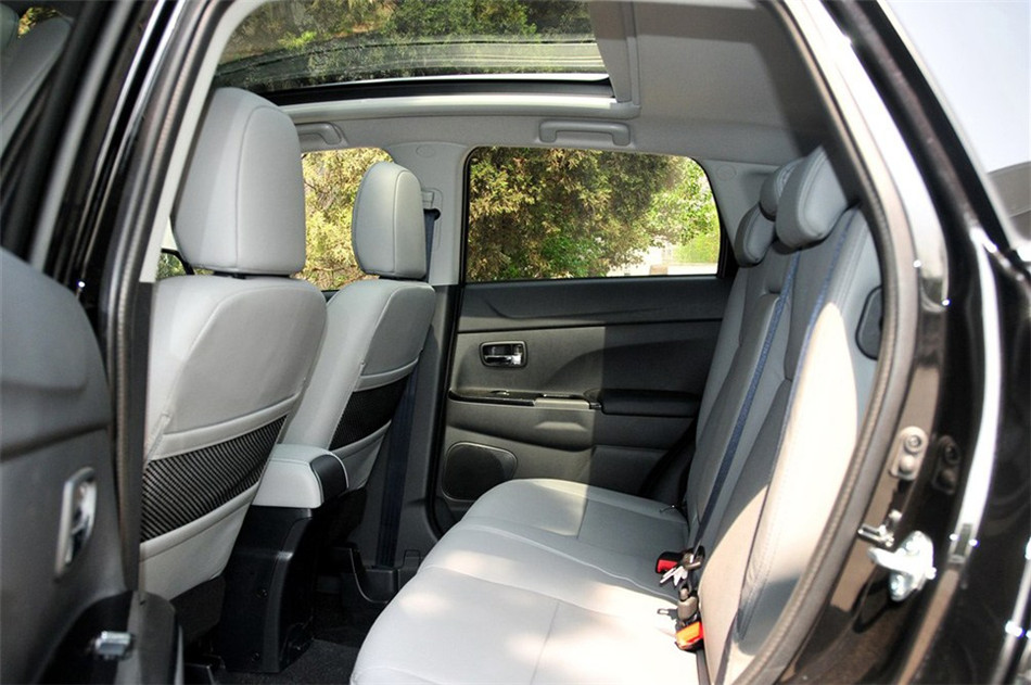 2013款标致4008 2.0L四驱豪华型