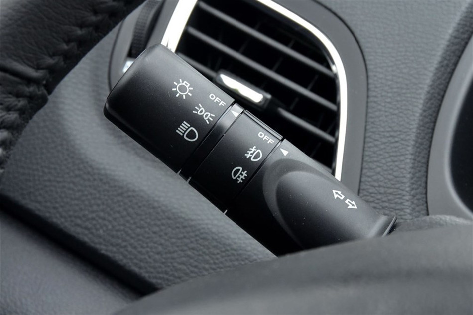 海马S7 2013款 2.0L AT 智享型 内饰