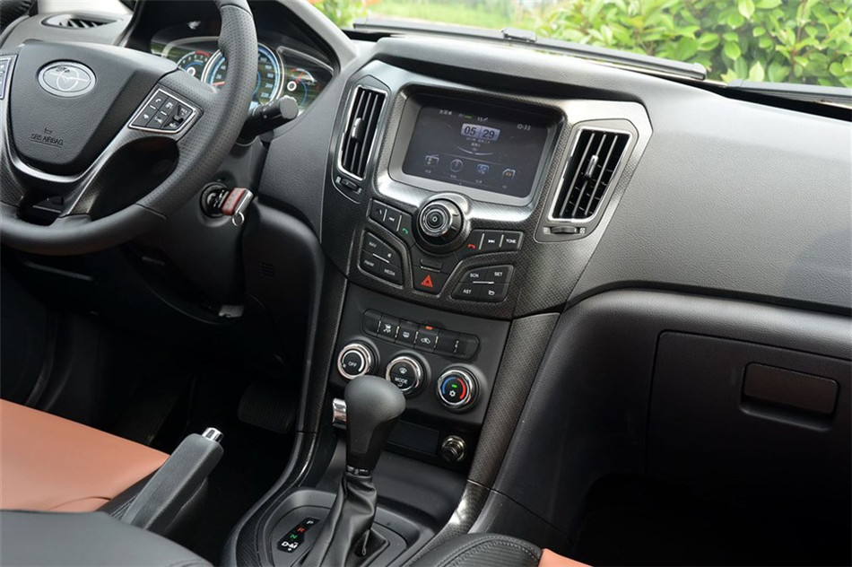 海马S7 2013款 2.0L AT 智享型 内饰