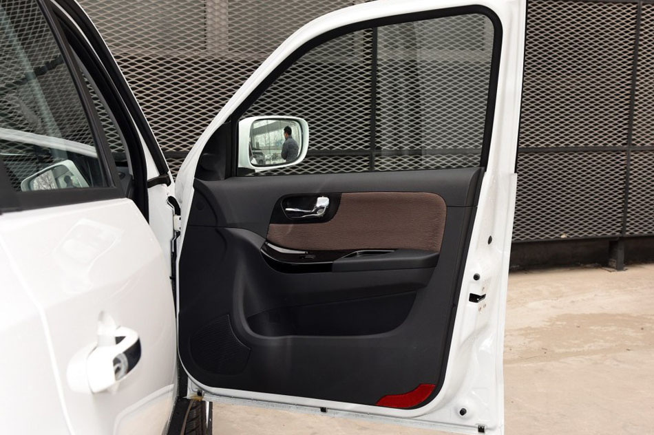 2017款 1.8T 自动领先版 座椅空间