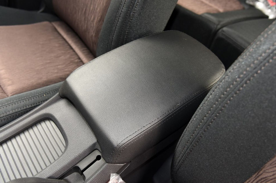 2017款 1.8T 自动领先版 座椅空间